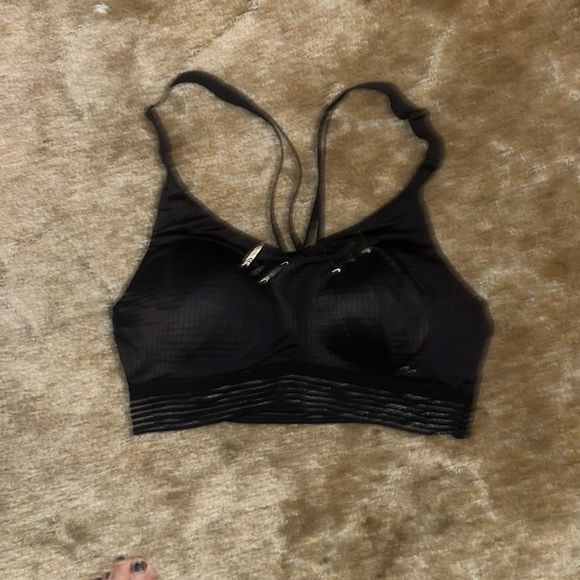 Victoria’s Secret spiked sports bra 34c - Picture 1 of 3